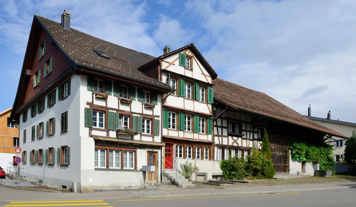 Ein typisches Flarzhaus mit mehreren Wohnteilen.